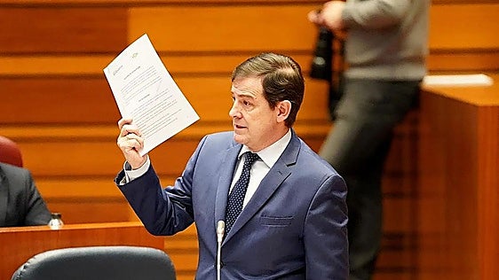 Mañueco será investido el próximo martes con los votos de PP y Vox, y el 'no' de casi toda la oposición