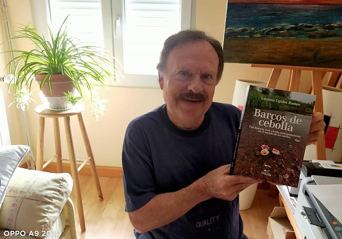 Luciano Ugidos con su libro.