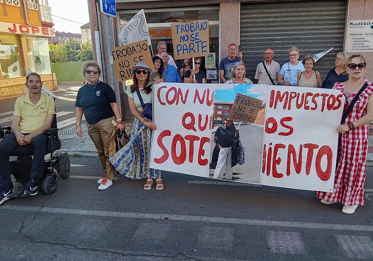 Sin cortar la carretera, por falta de agentes, los vecinos de Trobajo claman por el soterramiento