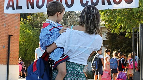 La paradoja de las vacaciones escolares: el colapso silencioso de la logística materna