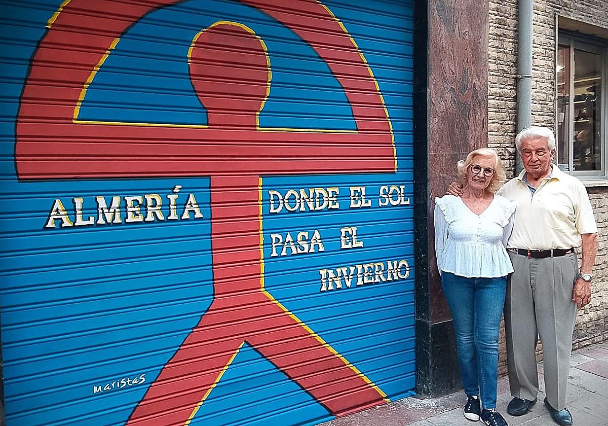 Paz y José junto al mural en la cochera.