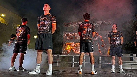 El Ademar sorprende con una camiseta-cómic única de la Leyenda de Ademaro por su 70 aniversario