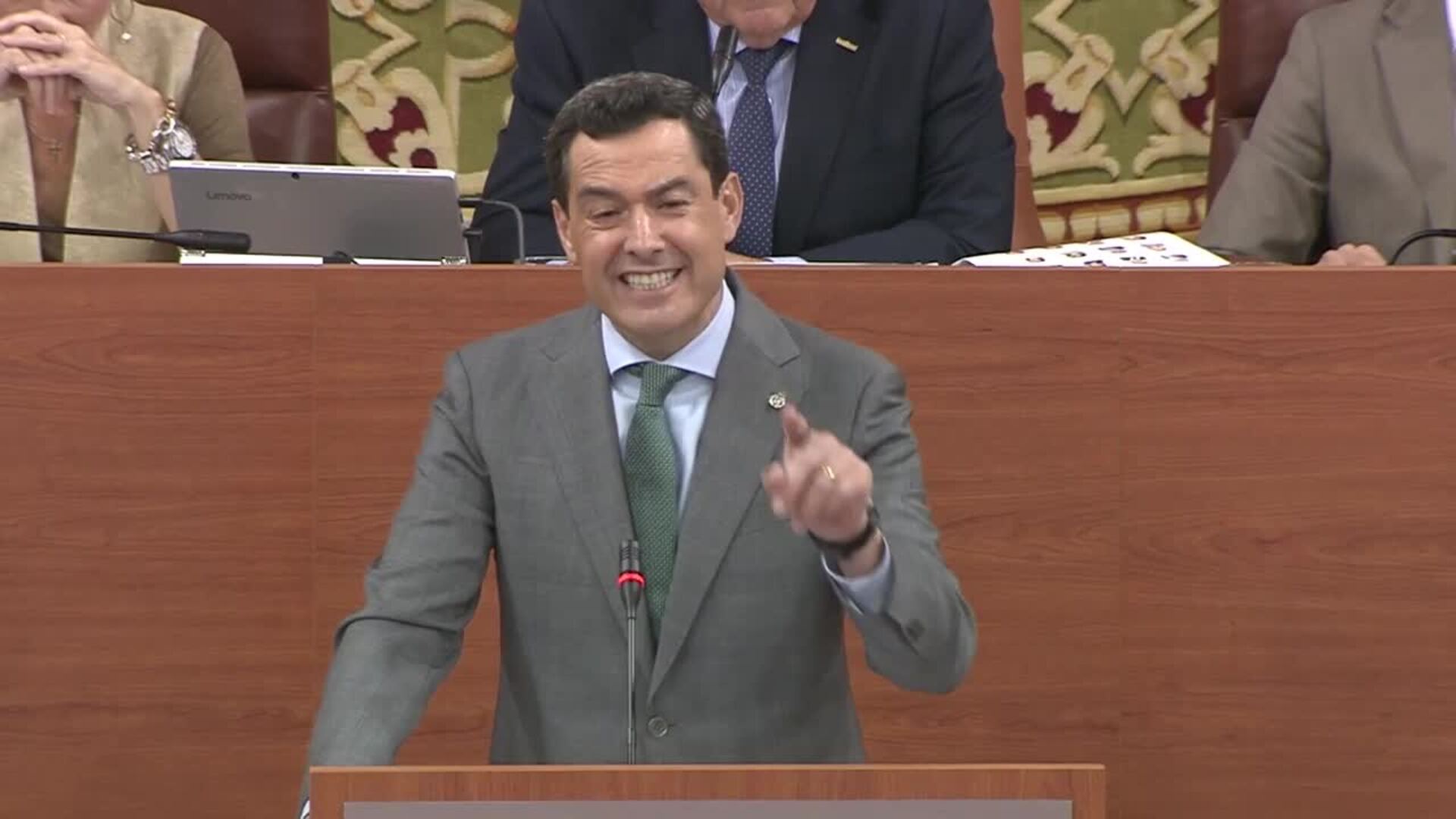 Moreno corta su réplica a Montero por quejas de la bancada del PSOE al afearles su "corrupción"