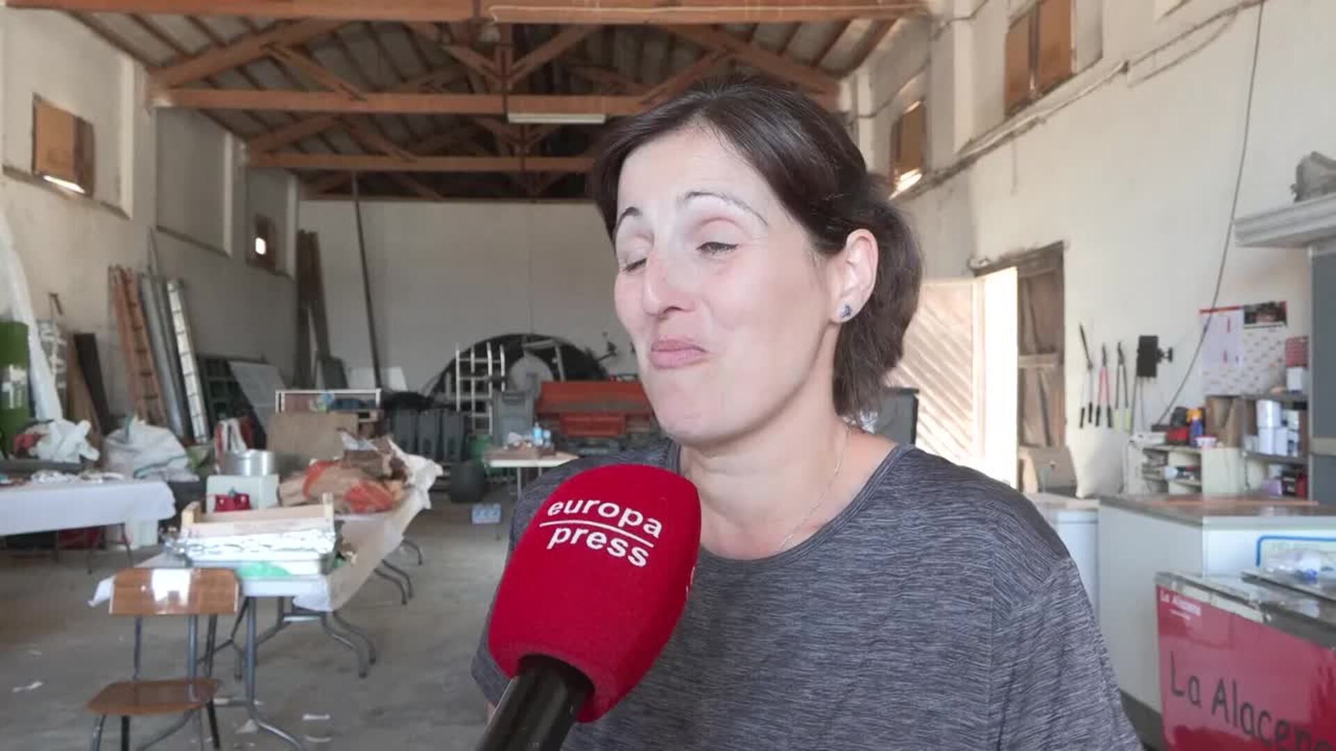 Vecinos y voluntarios preparan comida para los efectivos del incendio de Leciñena, Zaragoza