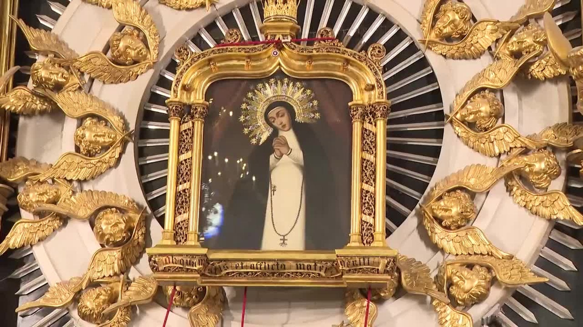 Los bomberos cumplen con la tradición más castiza bajando el milagroso cuadro de la Paloma