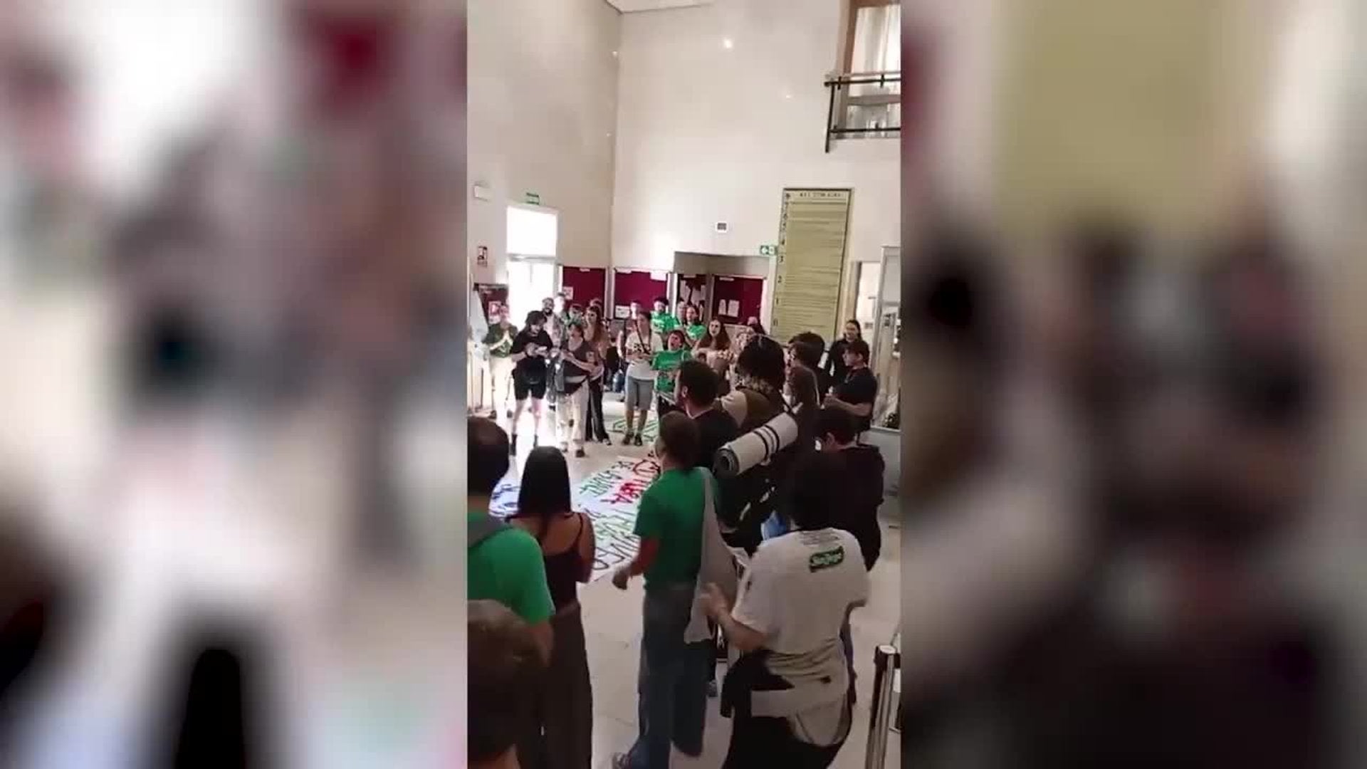 Arranca la huelga de Educación pública en Madrid con un encierro en la UCM y cortes de tráfico