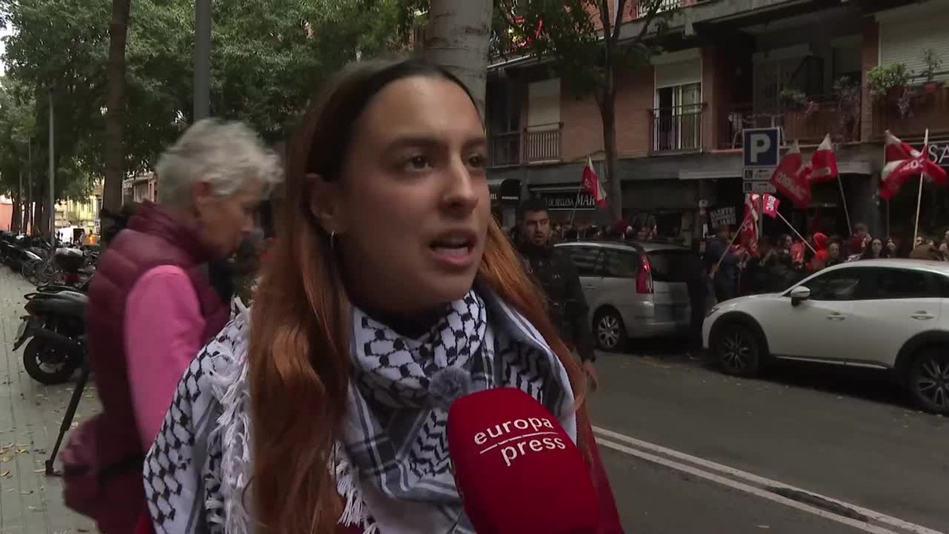 Unas 50 personas se concentran para evitar el desahucio de una vecina de El Clot (Barcelona)