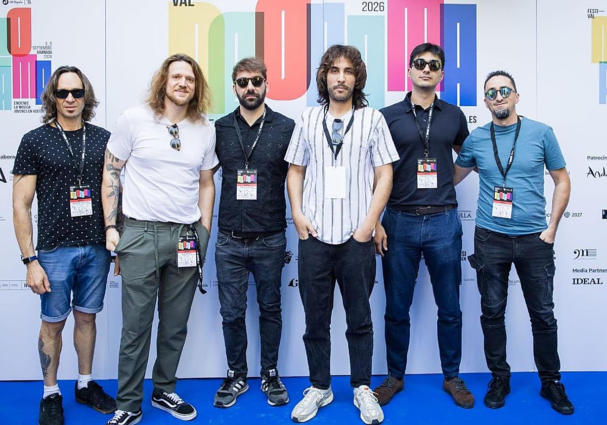 La banda leoensa Naked Eva con el premio en Granada.