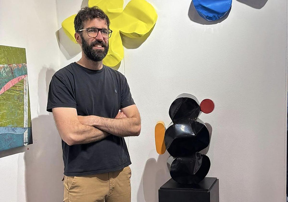 Efraim Ortega con una de sus obras.