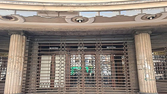 Cultura niega a Leonoticias el acceso al Teatro Emperador por «razones de seguridad» mientras permite entrar a políticos, influencers y congresistas