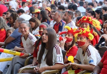 «¡España, España!»: miles de leoneses apoyan a La Roja en todas las plazas de la provincia