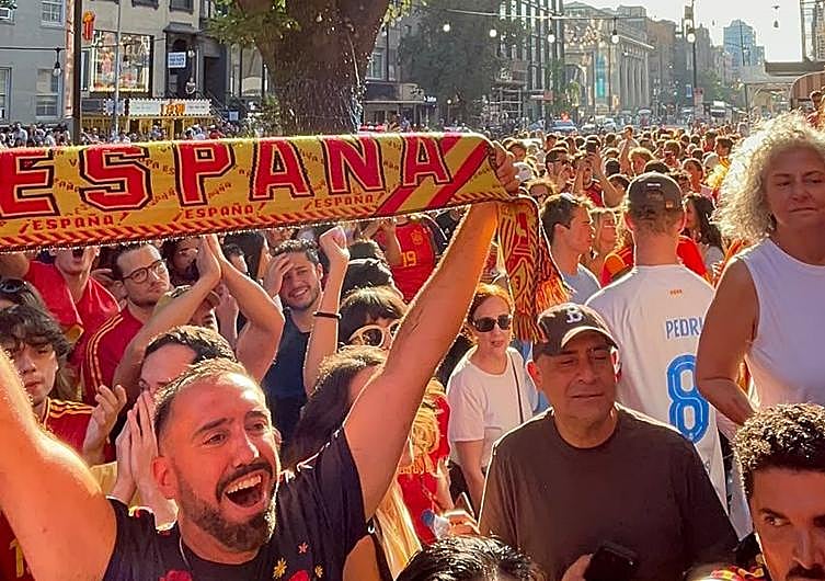 Imagen principal - La fiesta en Nueva York con la victoria de España.