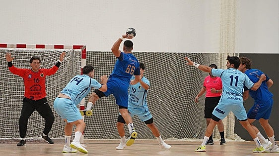 El Ademar vence en su primer partido del verano pese a tener la plantilla cogida con alfileres