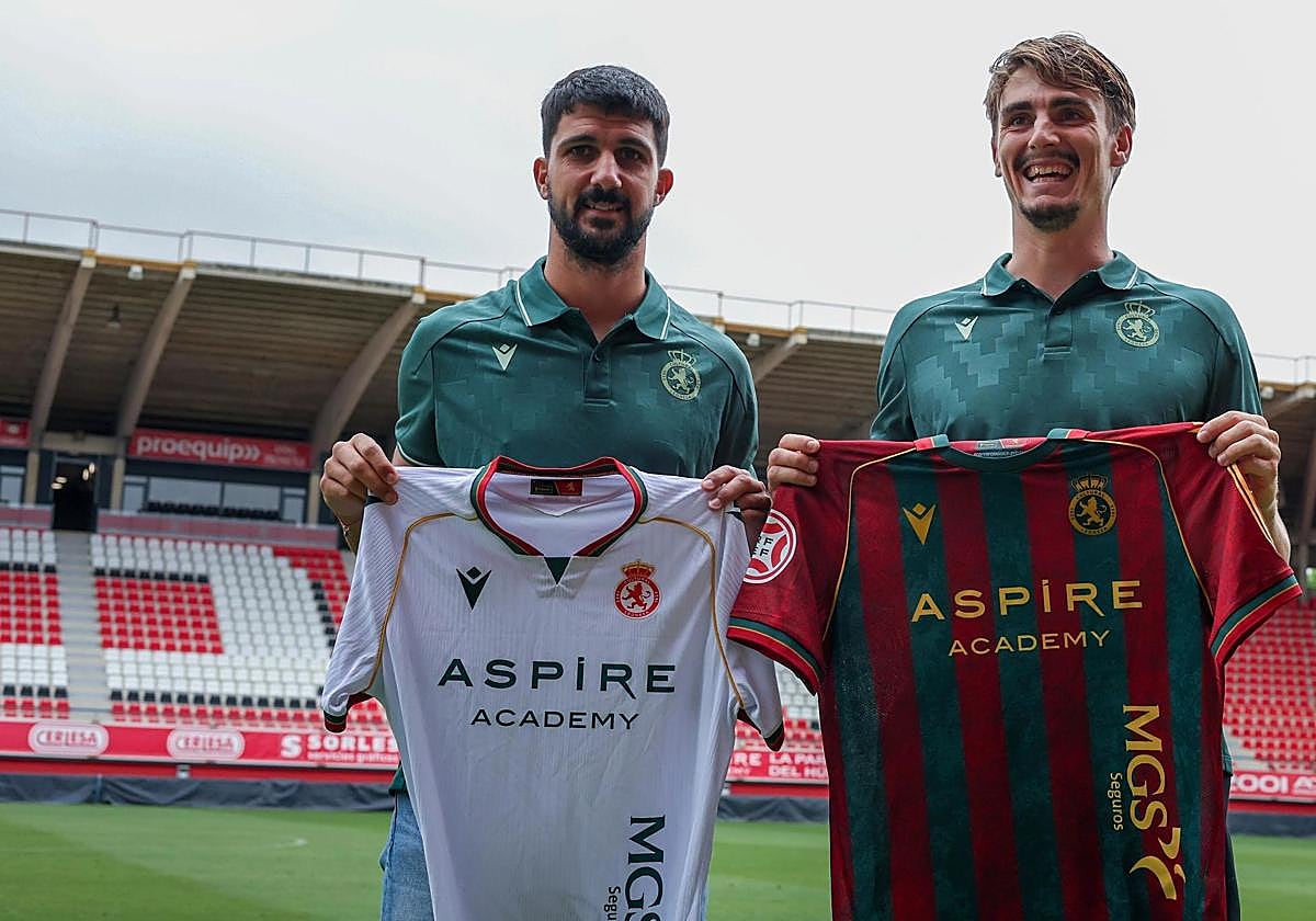 Carlos Pomares y Antxon Jaso posan con la camiseta de la Cultural.