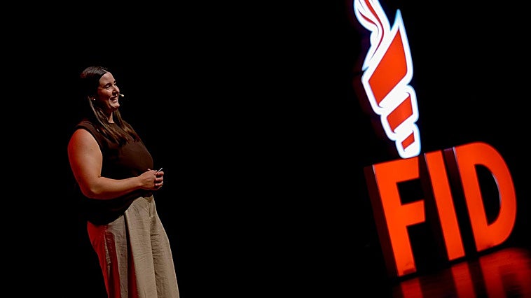 Paula Leitón conquista León con su mensaje contra el bullying y la gordofobia: «Cada uno somos diferentes»