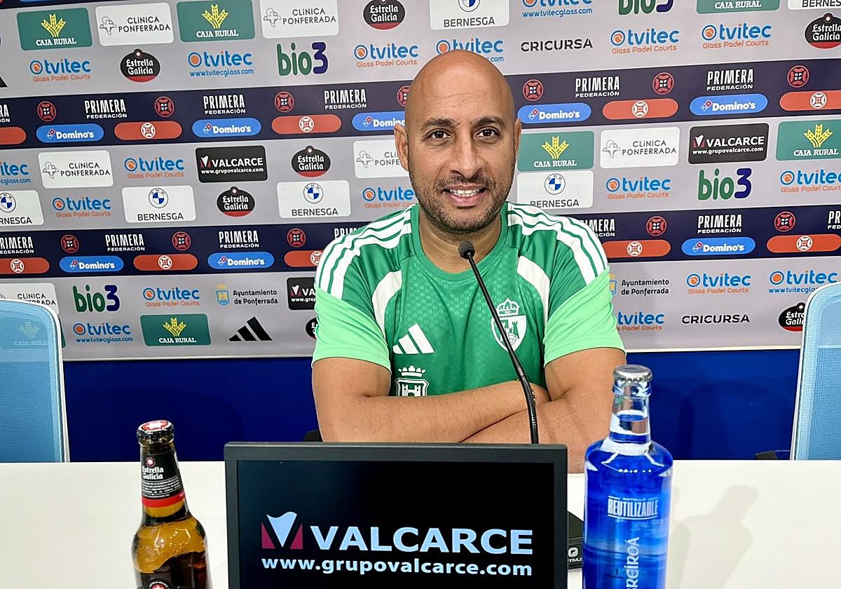 Mehdi Nafti en la rueda de prensa previsa al partido del domingo ante el Real Avilés.