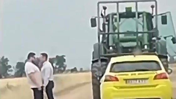 Se viraliza un vídeo previo a la agresión con un tractor en El Burgo Ranero: «Eres un puto gordo»