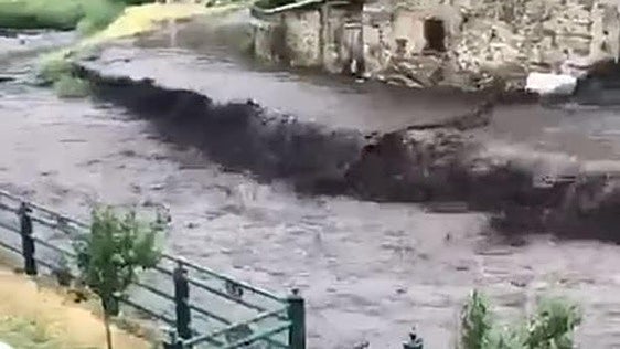 Una riada de barro y cenizas cubre de negro el pueblo de Portilla de la Reina