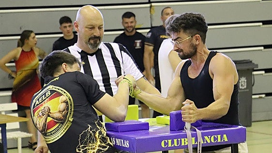 León mide los brazos más fuertes con un torneo de pulsos de aroma internacional