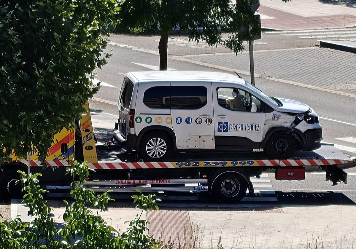 La grúa se lleva uno de los vehículos implicados.