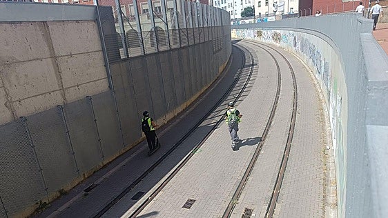 Las vías de Feve, convertidas en una autovía para patinetes: «Hay que tener cuidado con los peatones»