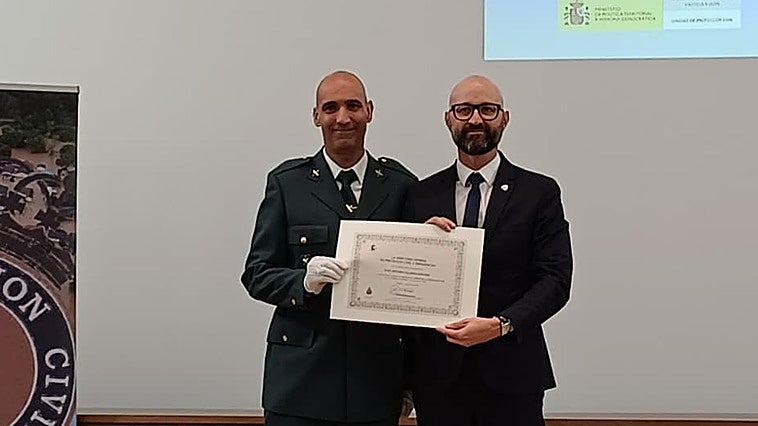 Reconocen al policía nacional Antonio Fernández por disuadir de suicidarse a un hombre en la LE-30