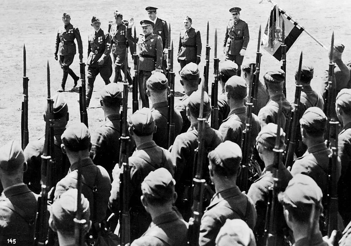 Franco saluda a los soldados alemanes de la Legión Condor en León.