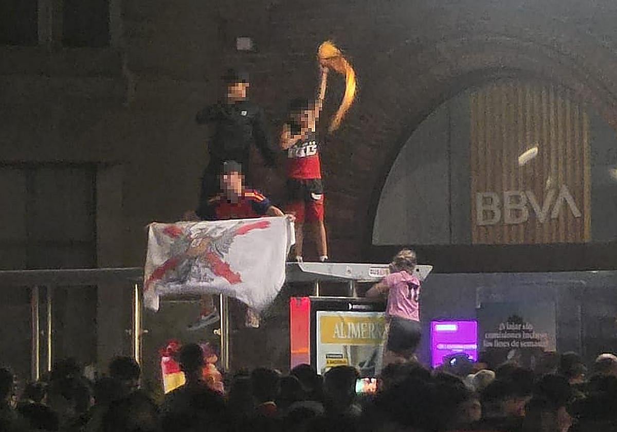 Jóvenes subidos a una marquesina.