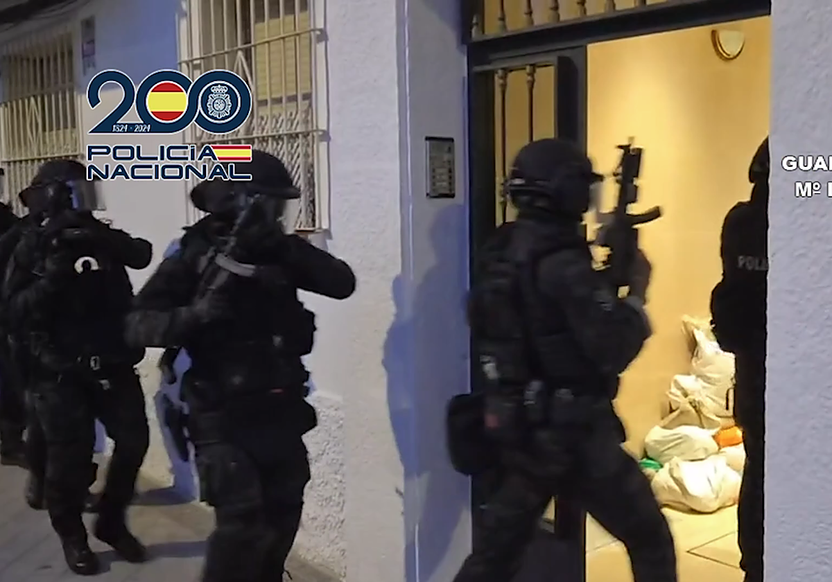 Momento de la intervención para detener a la banda.