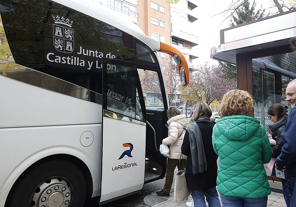 Usuarios de Buscyl entran a uno de los coches.
