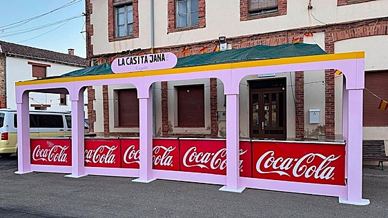 Un pueblo de León recrea 'La Casita' de Bad Bunny para atraer gente a sus fiestas