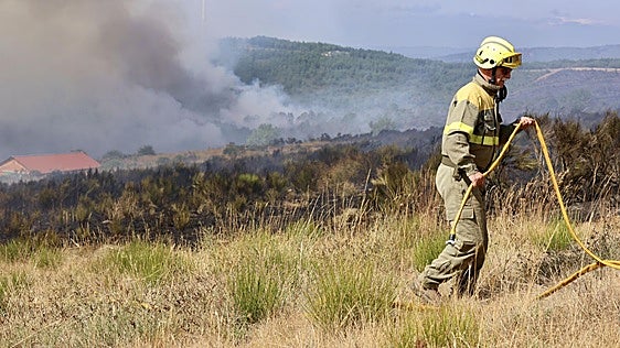 El incendio de Murias de Ponjos evoluciona de forma «favorable», pero 174 vecinos seguirán desalojados