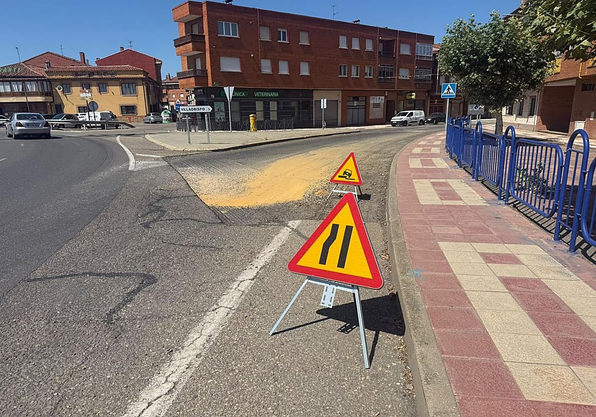 Entrada a la calle Real de Villaobispo de las Regueras, actualmente en obras.