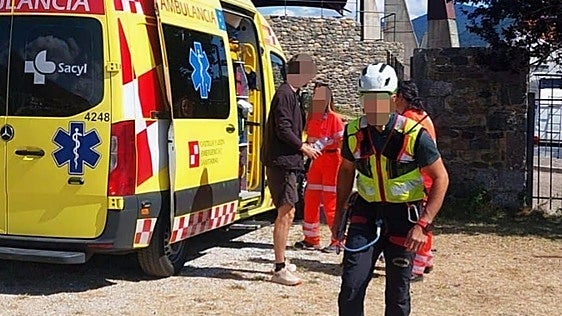 La Guardia Civil rescata en helicóptero a dos senderistas con gastroenteritis en Picos de Europa