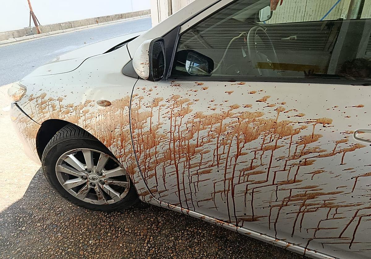 Uno de los coches afectados por el reguero de sangre.