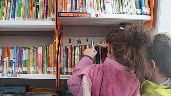 Un bibliobús acercará la divulgación científica a ocho localidades leonesas