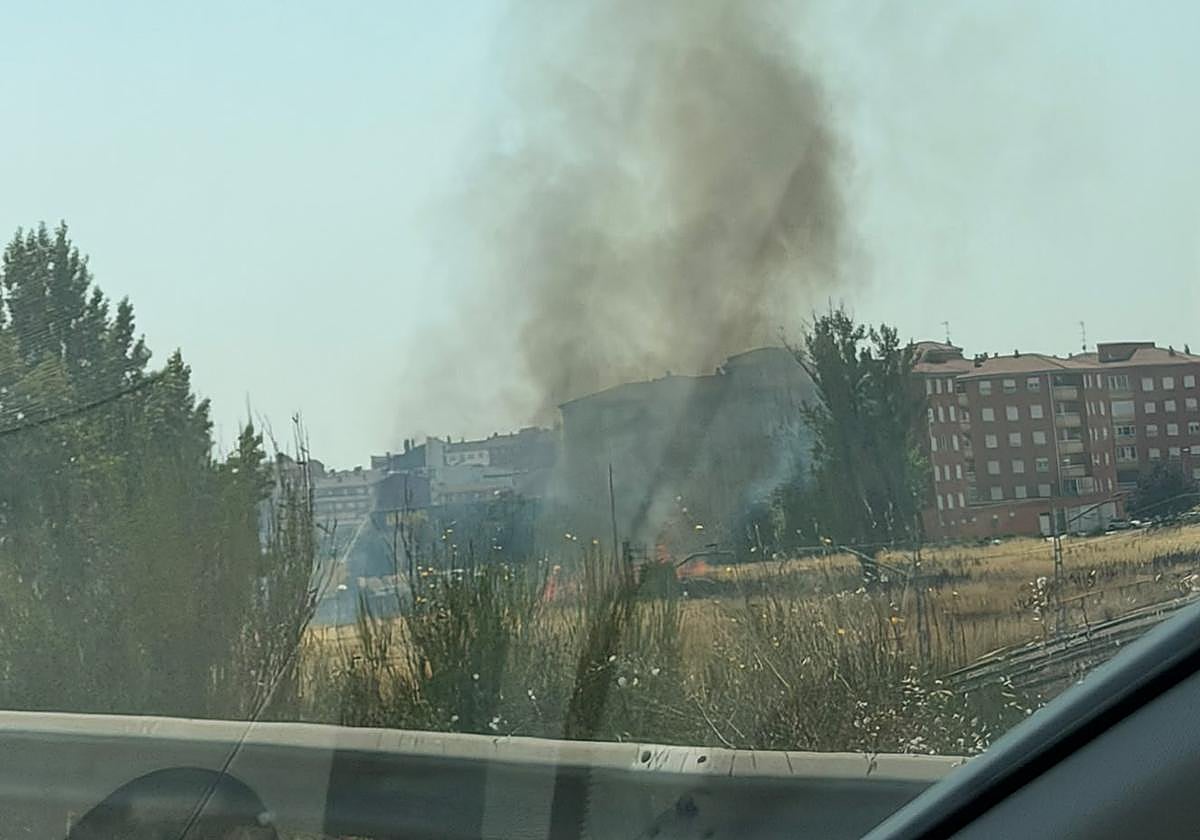 Incendio junto a las vias del tren.