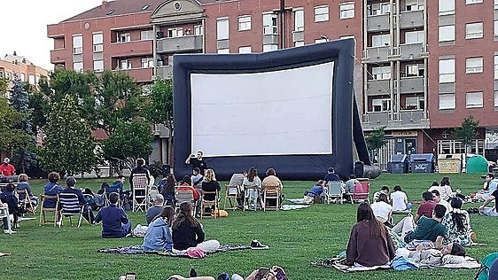 León defiende que no instaló pantallas para el mundial «por la hostelería de los barrios»