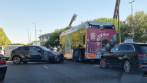 Atasco en Sáenz de Miera por una colisión entre un turismo y un autobús urbano de León