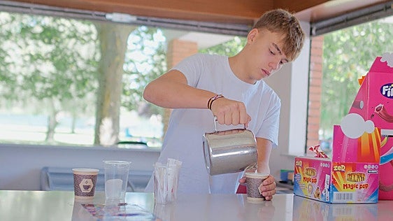 Miguel Ángel, el joven de 16 años que cambia las mañanas de verano por trabajar en las piscinas de Mansilla
