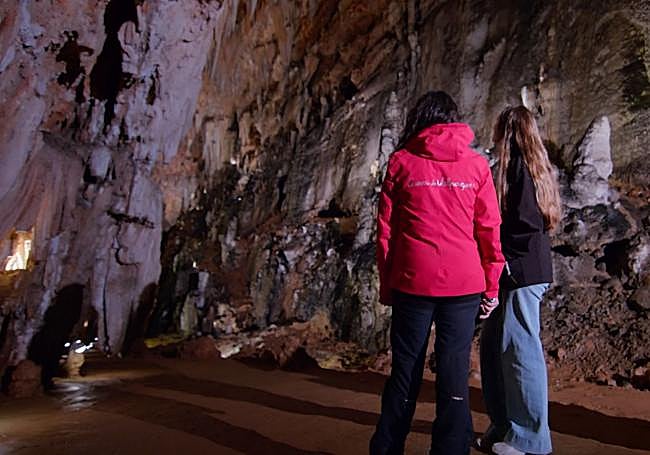 Con la guía en la cueva de Valporquero.