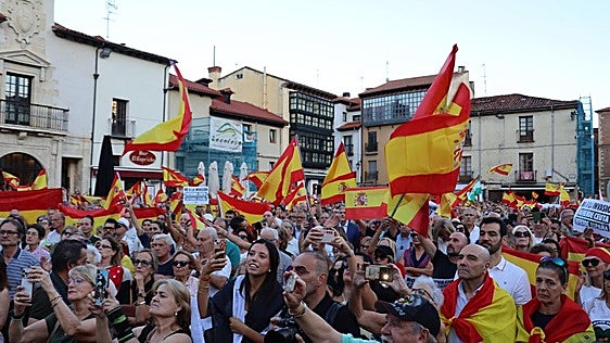 «Ceuta no se vende, Ceuta se defiende»: León sale a la calle para reclamar medidas para la ciudad autónoma