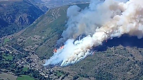 El incendio en Sosas de Laciana deja una persona herida y trasladada en helicóptero al hospital
