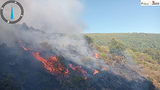El incendio de Sosas de Laciana consigue rebajar al nivel 0 de peligrosidad aunque quedan puntos calientes