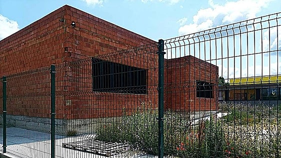 «Queremos a nuestros hijos juntos»: la falta de espacio vuelve a dividir el colegio de Carbajal