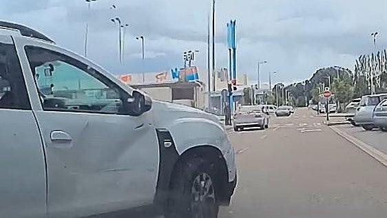 Un casi accidente de tráfico en las calles de León se llena de comentarios en redes sociales
