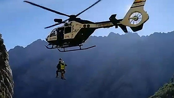 La Guardia Civil rescata a un senderista de 30 años enriscado en Posada de Valdeón