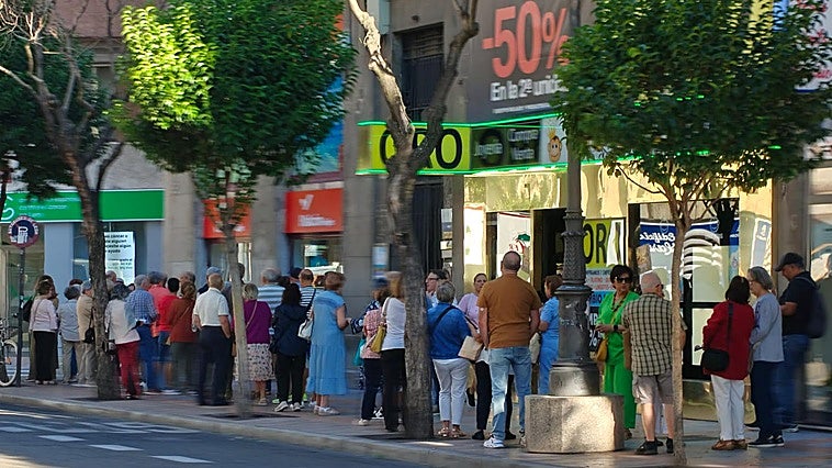 Horas de espera y pocos destinos para los viajes del Imserso: «A los que les toca tarde les dan las sobras»