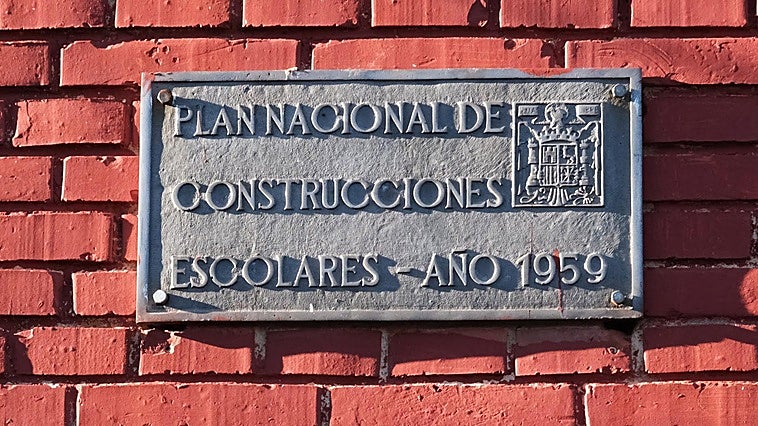 Un centro de enseñanza en León, entre los que la ARMH denuncia que no se ha haya retirado simbología franquista