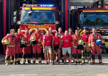 Los Bomberos de León reciben a un corredor solidario que recauda fondos para dos niños navarros con una enfermedad rara